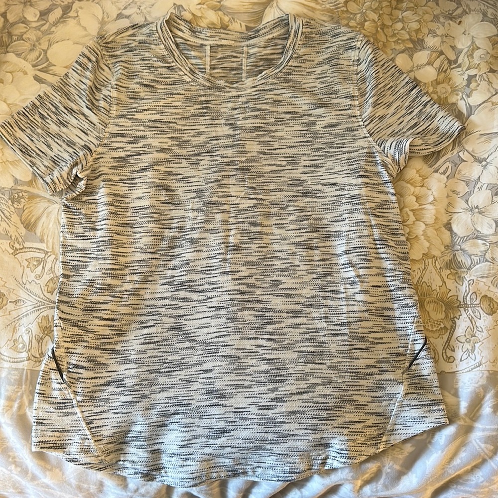 lululemon women’s Tshirt